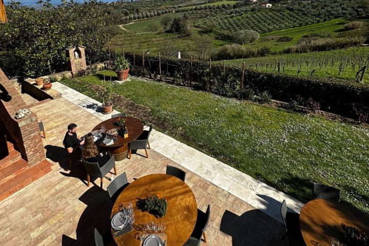 Tuscany wine tasting