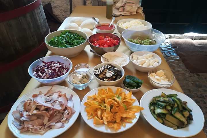 Pizza Masterclass & Wine Tour in the Vineyard Experience