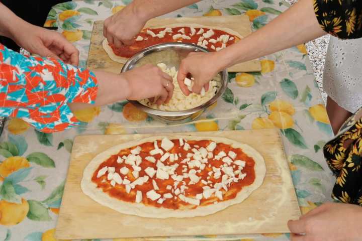 Pizza Masterclass & Wine Tour in the Vineyard Experience