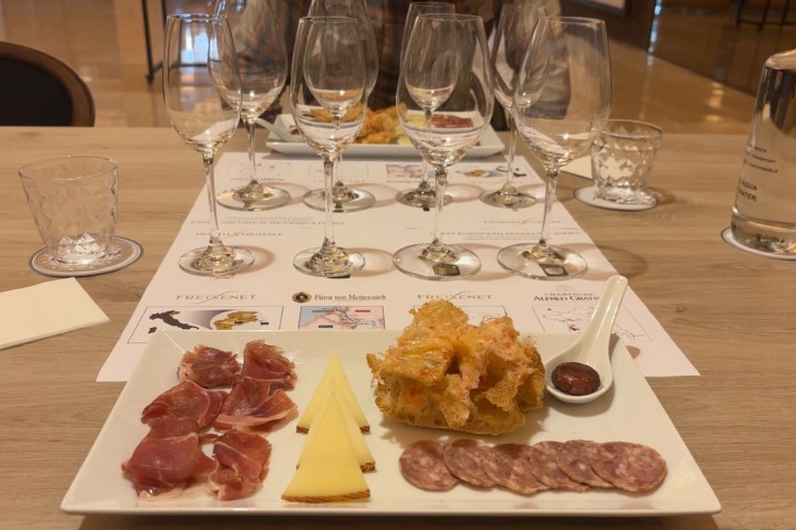 Sparkling Wines Visit & Paring Experience