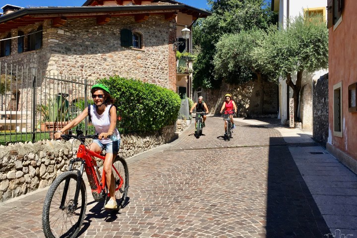 Lazise E-Bike Tour and Wine Tasting