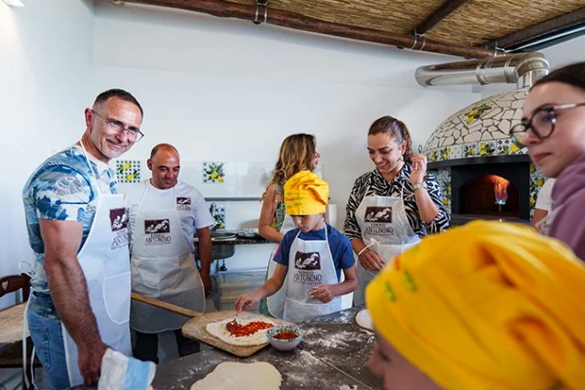 Authentic pizza class in Sorrento on a family farm