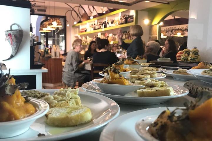 Italian bread with extra virgin olive oil tasting traditional food pairing